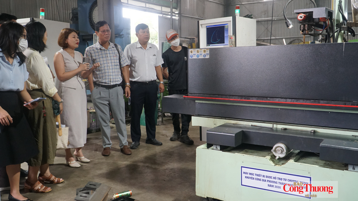 Bà Nguyễn Thị Thanh Tuyền, Giám đốc Hợp tác xã sản xuất, thương mại dịch vụ nông nghiệp công nghệ cao Gò Nổi giới thiệu hệ thống các máy cắt dây mới được kinh phí khuyến công Đà Nẵng hỗ trợ 300 triệu đồng.