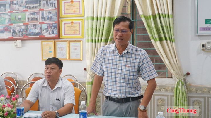 Ông Đinh Văn Phúc, Phó Giám đốc Trung tâm Khuyến công và Xúc tiến thương mại TP. Đà Nẵng phát biểu nghiệm thu, bàn giao máy móc tại Hợp tác xã Nông nghiệp Ái Nghĩa.