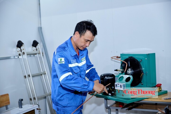 Anh Lê Đình Mão không ngừng rèn luyện, nâng cao kỹ năng nghề nghiệp.