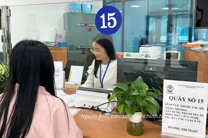 Cán bộ Sở Công Thương Hà Nội hỗ trợ, hướng dẫn công dân trong khi nộp hồ sơ.