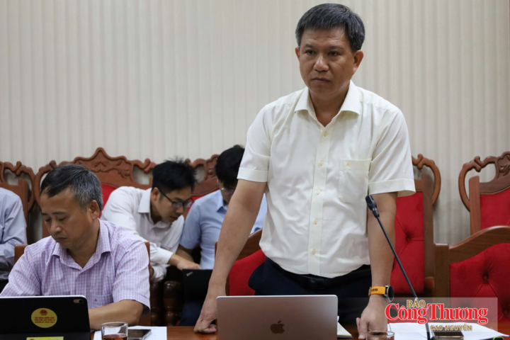 Ông Nguyễn Hữu Khánh thông tin về tình hình quá tải lưới điện.
