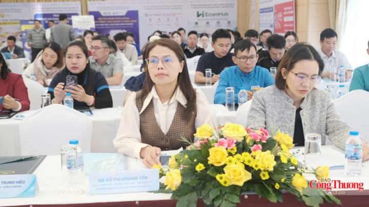 Bà Võ Thị Hoàng Yến (trái), Phó Giám đốc Trung tâm Xúc tiến Đầu tư, Thương mại và Du lịch tỉnh Lâm Đồng tại buổi tập huấn.