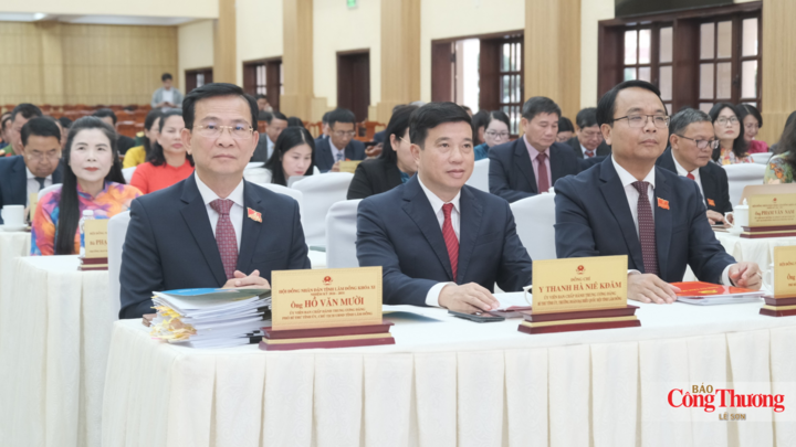 Ông Y Thanh Hà Niê Kđăm, Ủy viên Ban Chấp hành Trung ương Đảng, Bí thư Tỉnh ủy Lâm Đồng (giữa); ông Hồ Văn Mười, Ủy viên Ban Chấp hành Trung ương Đảng, Chủ tịch UBND tỉnh Lâm Đồng (trái); ông Đặng Hồng Sỹ, Phó Bí thư Thường trực Tỉnh ủy Lâm Đồng.