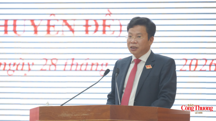 Ông Lưu Văn Trung, Phó Bí thư Tỉnh ủy, Chủ tịch Hội đồng nhân dân tỉnh Lâm Đồng phát biểu tại kỳ họp.