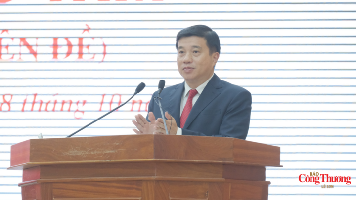 Ông Y Thanh Hà Niê Kđăm, Bí thư Tỉnh ủy Lâm Đồng phát biểu tại kỳ họp.