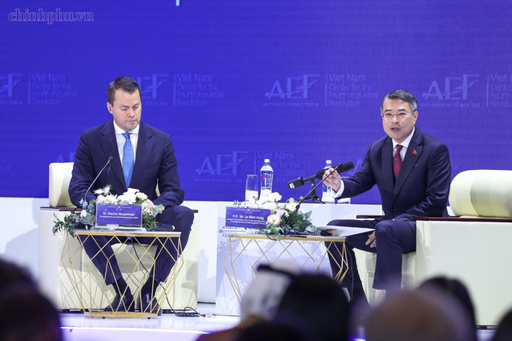 Thủ tướng Chính phủ Lê Minh Hưng đối thoại với ông Stephan Mergenthaler, Giám đốc điều hành Diễn đàn Kinh tế Thế giới - Ảnh: chinhphu.vn/Nhật Bắc