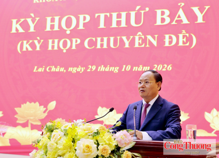 Ông Lê Minh Ngân, Ủy viên Ban Chấp hành Trung ương Đảng, Bí thư Tỉnh ủy, Chủ tịch HĐND tỉnh Lai Châu phát biểu tại kỳ họp.