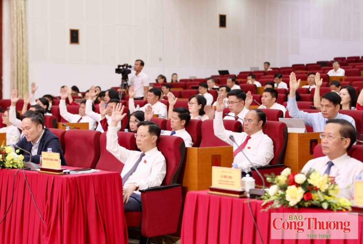 Các đại biểu quyết thông qua 3 nghị quyết quan trọng tại kỳ họp.