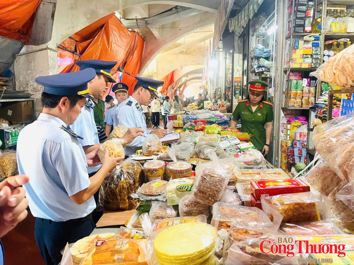Chi cục Quản lý thị trường tỉnh Quảng Trị kiểm tra an toàn thực phẩm tại chợ Đông Hà