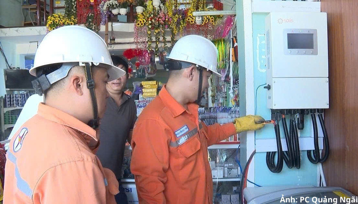 Nhân viên Công ty Điện lực Quảng Ngãi hướng dẫn người dân lắp đặt, sử dụng thiết bị điện mặt trời áp mái.