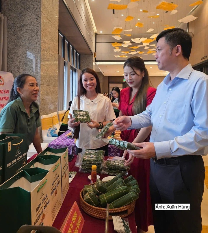 Các đại biểu tham quan gian hàng là các sản phẩm OCOP tiêu biểu của hai tỉnh Lâm Đồng - Thanh Hóa được trưng bày tại hội nghị.