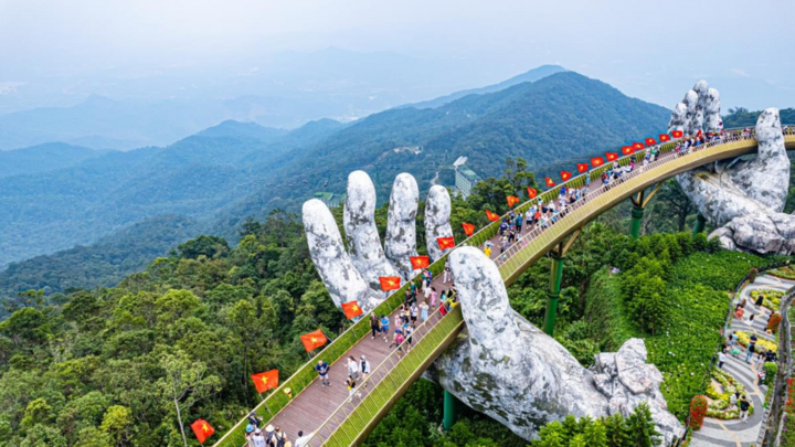 Cầu Vàng nằm trong quần thể du lịch Sun World Bà Nà Hills Đà Nẵng.