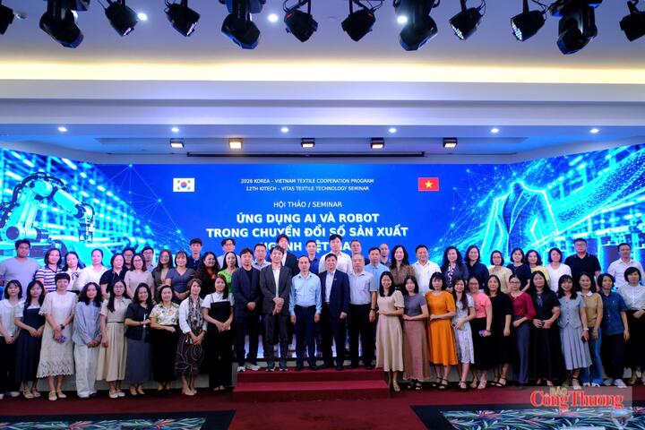 ​​​​​​​Các đại biểu chụp ảnh kỷ niệm cùng cộng đồng doanh nghiệp dệt may.