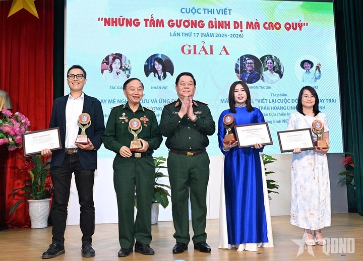 Đại tướng Nguyễn Trọng Nghĩa trao giải A cho các tác giả, nhóm tác giả.