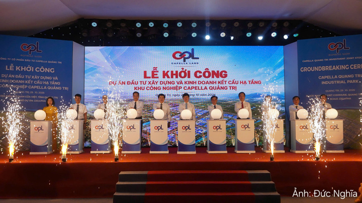 Các đại biểu bấm nút khởi công dự án.