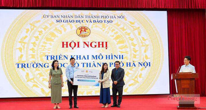 Canva trao tặng chương trình bồi dưỡng Dạy học sáng tạo miễn phí cho 10.000 giáo viên Hà Nội.