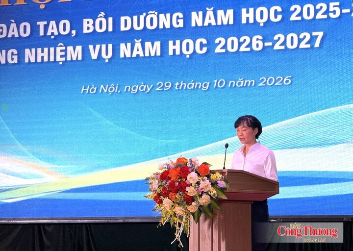 PGS, TS. Vũ Thị Thu Nga, Trưởng khoa Kỹ thuật điện, Trường Đại học Điện lực phát biểu tại hội nghị.