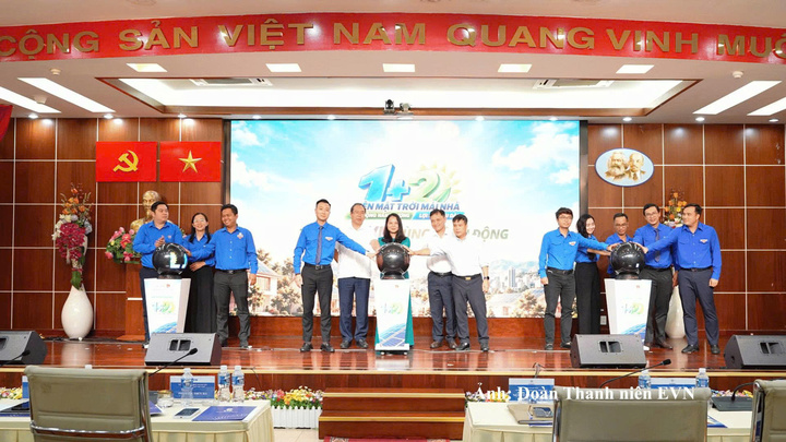 Các đại biểu lãnh đạo, Công đoàn, Đoàn Thanh niên EVN và các đơn vị thành viên thực hiện nghi thức phát động.