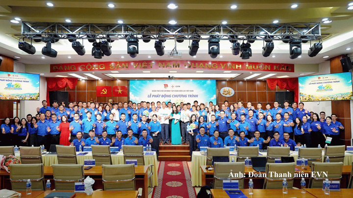 Các đại biểu Lãnh đạo, Công đoàn, Đoàn Thanh niên Tập đoàn Điện lực Việt Nam, các đơn vị thành viên và các đoàn viên thanh niên.