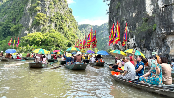 Khách tham quan Tam Cốc-Bích Động.