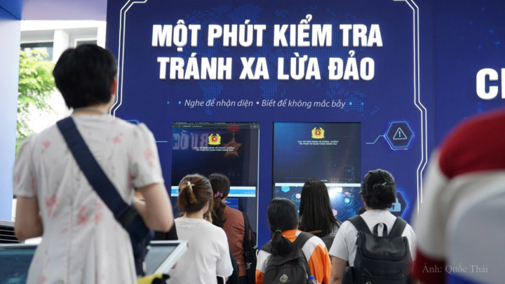 Người dân được hướng dẫn cách nhận diện thủ đoạn lừa đảo bằng công nghệ deepfake, các hình thức chiếm đoạt tài sản trực tuyến và tìm hiểu các giải pháp bảo vệ dữ liệu cá nhân tại triển lãm "Tổ quốc bình yên".