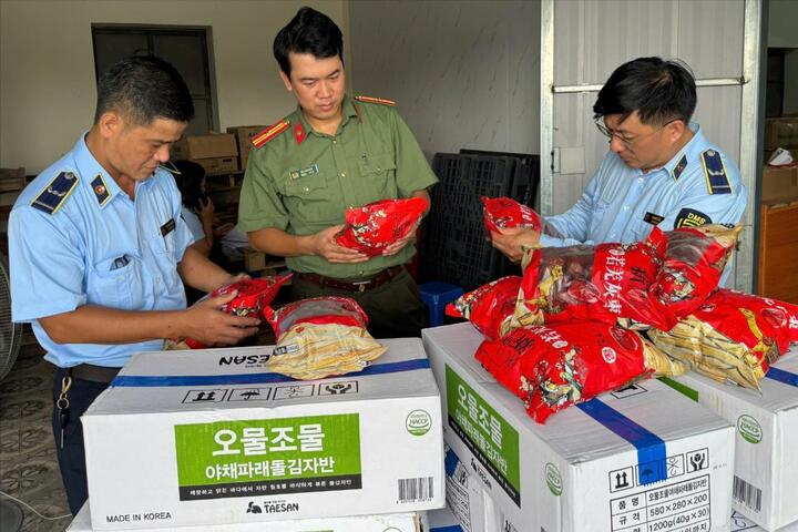 Trong đợt cao điểm kiểm tra an toàn thực phẩm dịp Tết Trung thu, lực lượng Quản lý thị trường thành phố Hà Nội đã kiểm tra và xử lý 353 vụ vi phạm.