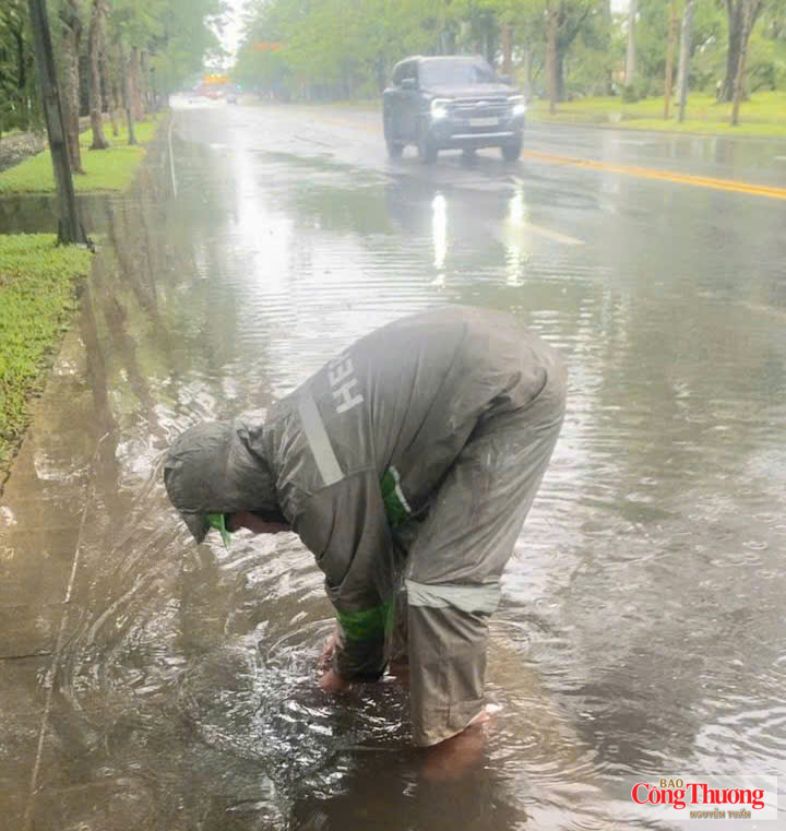Tăng cường khơi thông cống rãnh phòng tránh ngập úng tại các tuyến giao thông