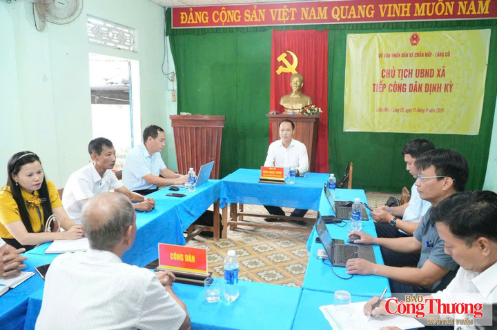 Bên cạnh công bố đường dây nóng, lãnh đạo xã Chân Mây - Lăng Cô thường xuyên tiếp công dân nhằm kịp thời tháo gỡ những khó khăn, vướng mắc