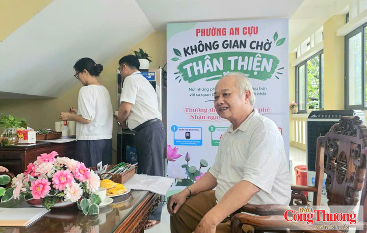 Ông Dũng cảm thấy thoải mái, vui vẻ ở "Không gian chờ thân thiện" khi đến liên hệ, giải quyết công việc tại phường An Cựu
