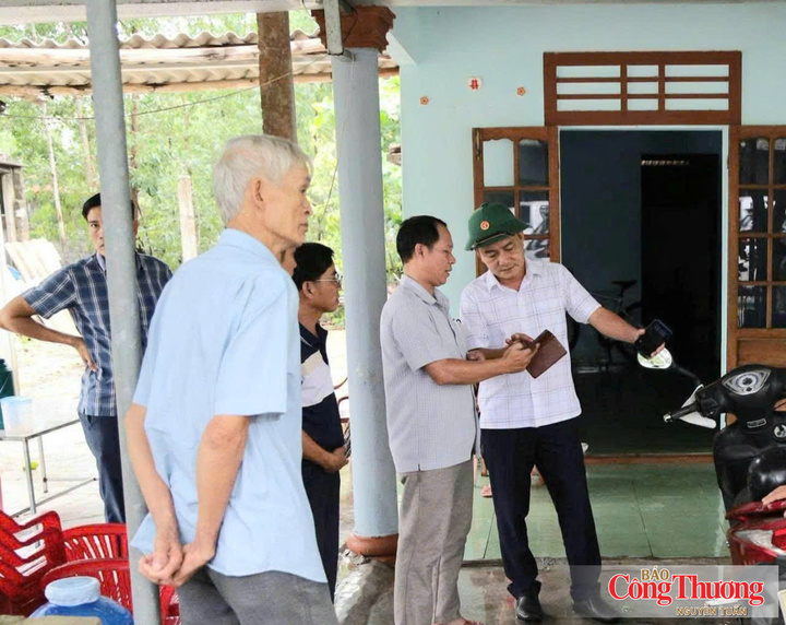 Lãnh đạo xã Vinh Lộc kịp thời động viên, thăm hỏi các gia đình nhà bị tốc mái sau cơn dông lốc