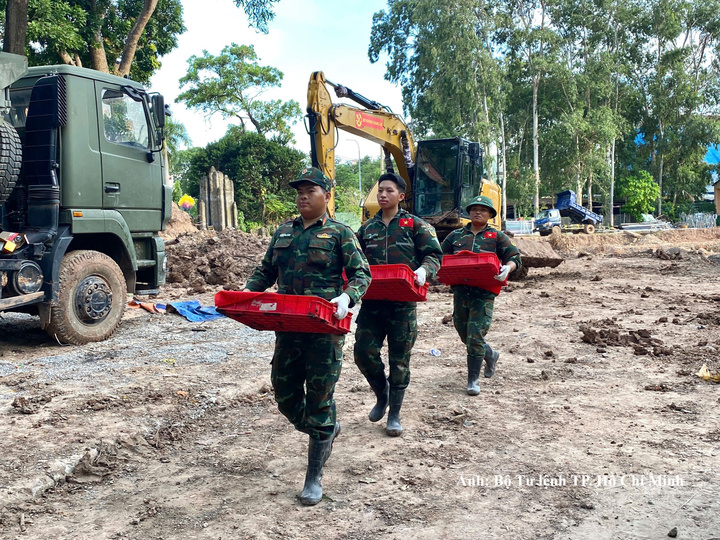 Trong ngày 29/10, các lực lượng đã phát hiện, quy tập thêm 10 hài cốt liệt sĩ tại Công viên Lê Thị Riêng.