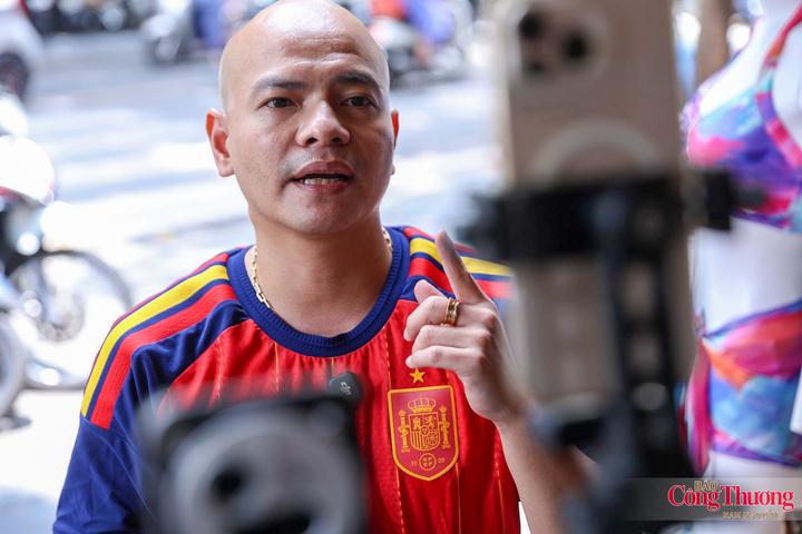 Không phải ngẫu nhiên những người livestream lựa chọn đứng trước các cửa hàng vàng. Trong bối cảnh thị trường kim loại quý liên tục biến động, giá mua vào, bán ra, tình hình nguồn cung và lượng khách giao dịch đều là những thông tin thu hút sự quan tâm của người dân.