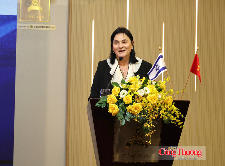 Bà Irit Savion Waidergorn, Đại sứ được bổ nhiệm của Israel tại Việt Nam phát biểu tại sự kiện.