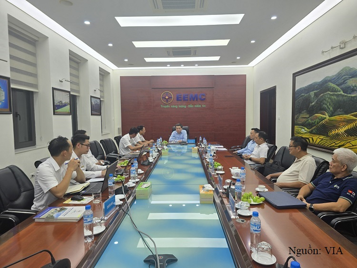 Đoàn công tác của Cục Công nghiệp (Bộ Công Thương) cùng các chuyên gia và đại diện Tập đoàn Điện lực Việt Nam (EVN) đã có buổi làm việc với EEMC.