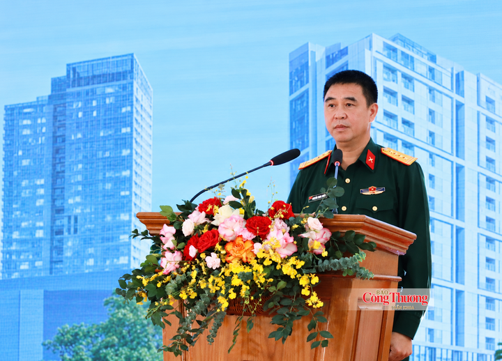 Đại tá Nguyễn Minh Khiêm, Tổng giám đốc Tổng công ty 319 phát biểu tại buổi lễ.