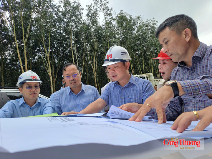 Ông Đỗ Hữu Huy (thứ 3 từ trái qua) kiểm tra thực địa, đôn đốc tiến độ các dự án giao thông trọng điểm.