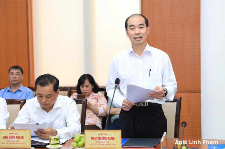 Phó Giám đốc Sở Y tế Nguyễn Đình Hưng báo cáo tại buổi làm việc.