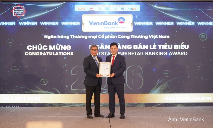 Ông Trần Công Quỳnh Lân, Phó Tổng Giám đốc phụ trách Khối Bán lẻ VietinBank nhận giải thưởng Ngân hàng bán lẻ tiêu biểu 2026.