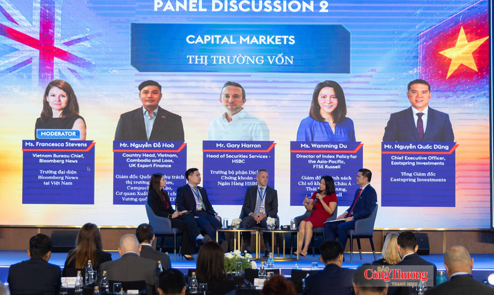 Các diễn giả trao đổi, thảo luận tại phiên tham luận về thị trường vốn tại diễn đàn.