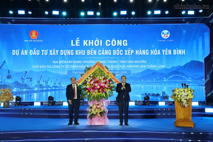 Phó Thủ tướng Thường trực Chính phủ Phạm Gia Túc tặng hoa chủ đầu tư Dự án - Ảnh: chinhphu.vn/Phương Nguyên