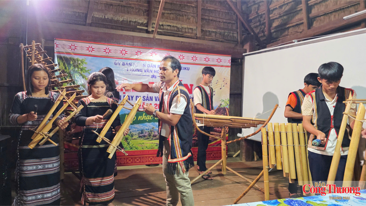 Lớp học do nghệ nhân Thưm trực tiếp truyền dạy, với sự hỗ trợ của anh R’Cơm Bus (thôn Pleiku Roh, phường Diên Hồng).