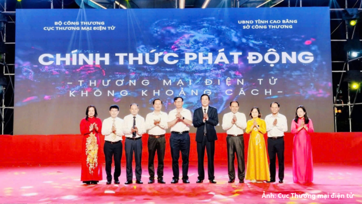 Đại diện Cục Thương mại điện tử và Lãnh đạo Sở Công Thương tỉnh Cao Bằng chụp ảnh chung tại lễ phát động