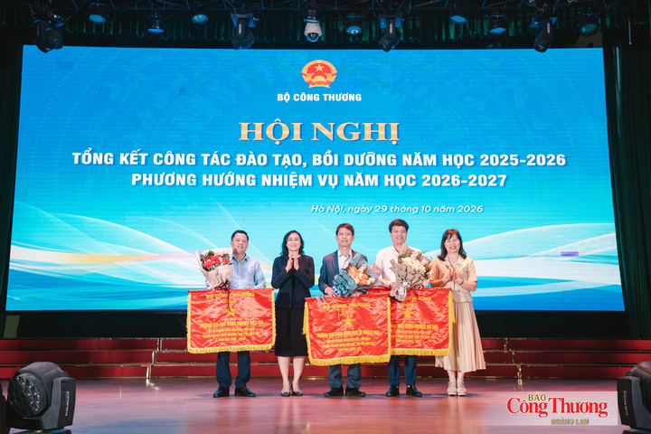 Thứ trưởng Phan Thị Thắng trao Cờ thi đua của Bộ Công Thương cho các đơn vị.