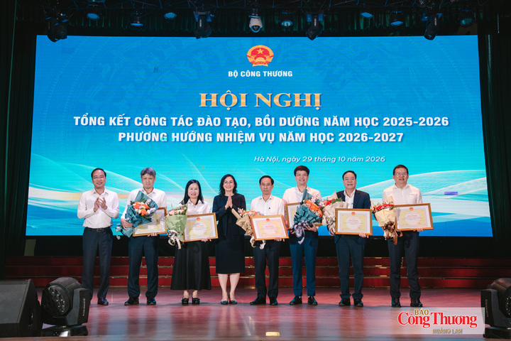 Lãnh đạo Bộ Công Thương trao Bằng khen của Bộ trưởng Bộ Công Thương cho các đơn vị.