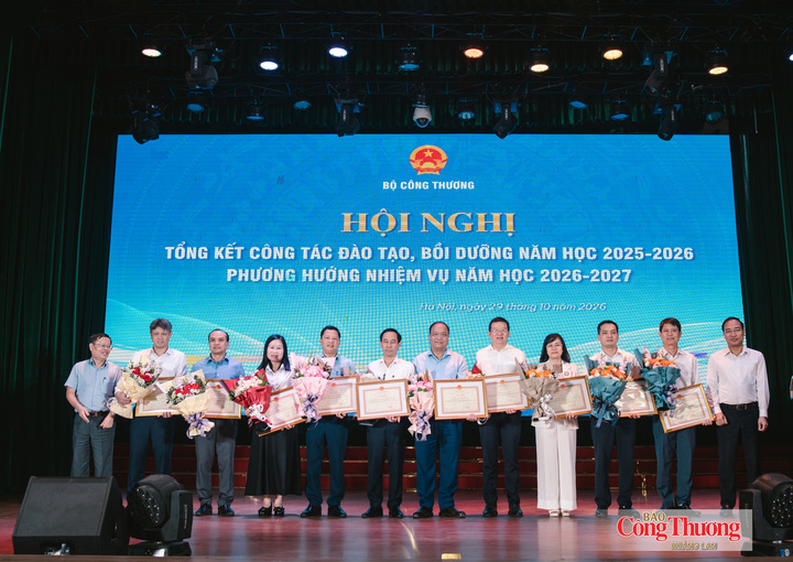Lãnh đạo Vụ Tổ chức cán bộ và Văn phòng Bộ trao bằng khen cho các đơn vị.