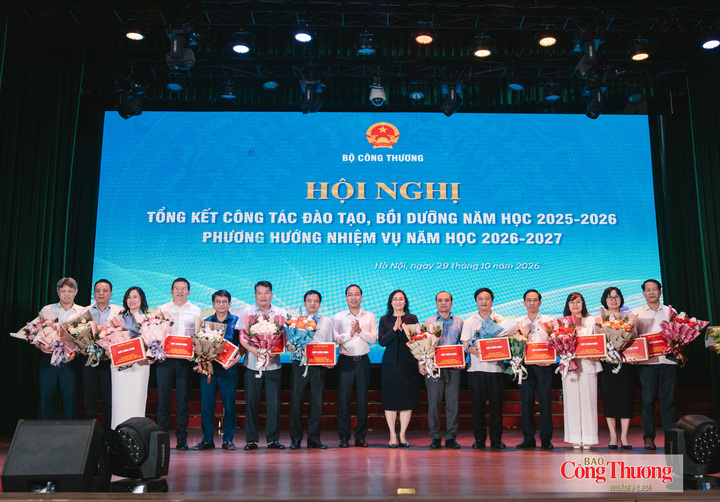Lãnh đạo Bộ Công Thương trao Kỷ niệm chương “Vì sự nghiệp phát triển ngành Công Thương Việt Nam” cho các đơn vị.