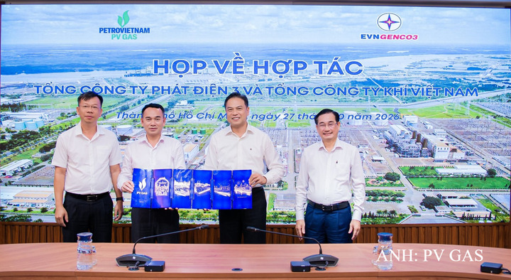 Ông Dương Trí Hội, Tổng Giám đốc PV GAS trao tặng quà lưu niệm cho ông Đinh Quốc Lâm, Chủ tịch HĐQT EVNGENCO3 tại buổi làm việc.