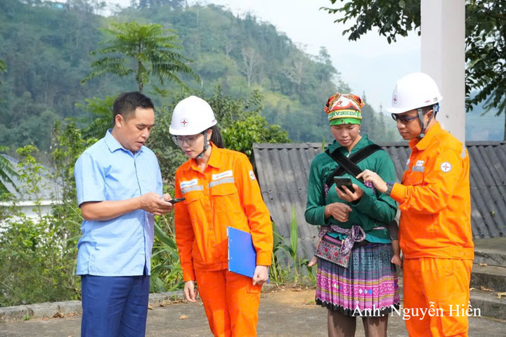 Bí thư Chi bộ thôn Vàng Seo Chảo (ngoài cùng bên trái) cùng trao đổi để hướng dẫn người dân cài đặt và sử dụng ứng dụng EVN CSKH