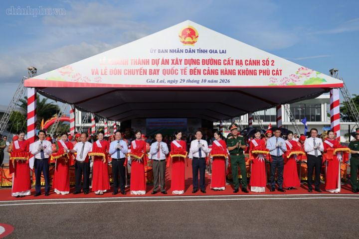 Phó Thủ tướng Hồ Quốc Dũng và các đại biểu thực hiện nghi thức khánh thành Dự án xây dựng đường cất hạ cánh số 2 - Ảnh: chinhphu.vn/Gia Huy