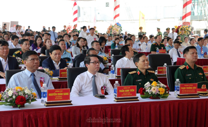 Các đại biểu dự Lễ khánh thành Dự án xây dựng đường cất hạ cánh số 2 và đón chuyến bay quốc tế đến Cảng hàng không Phù Cát - Ảnh: chinhphu.vn/Gia Huy